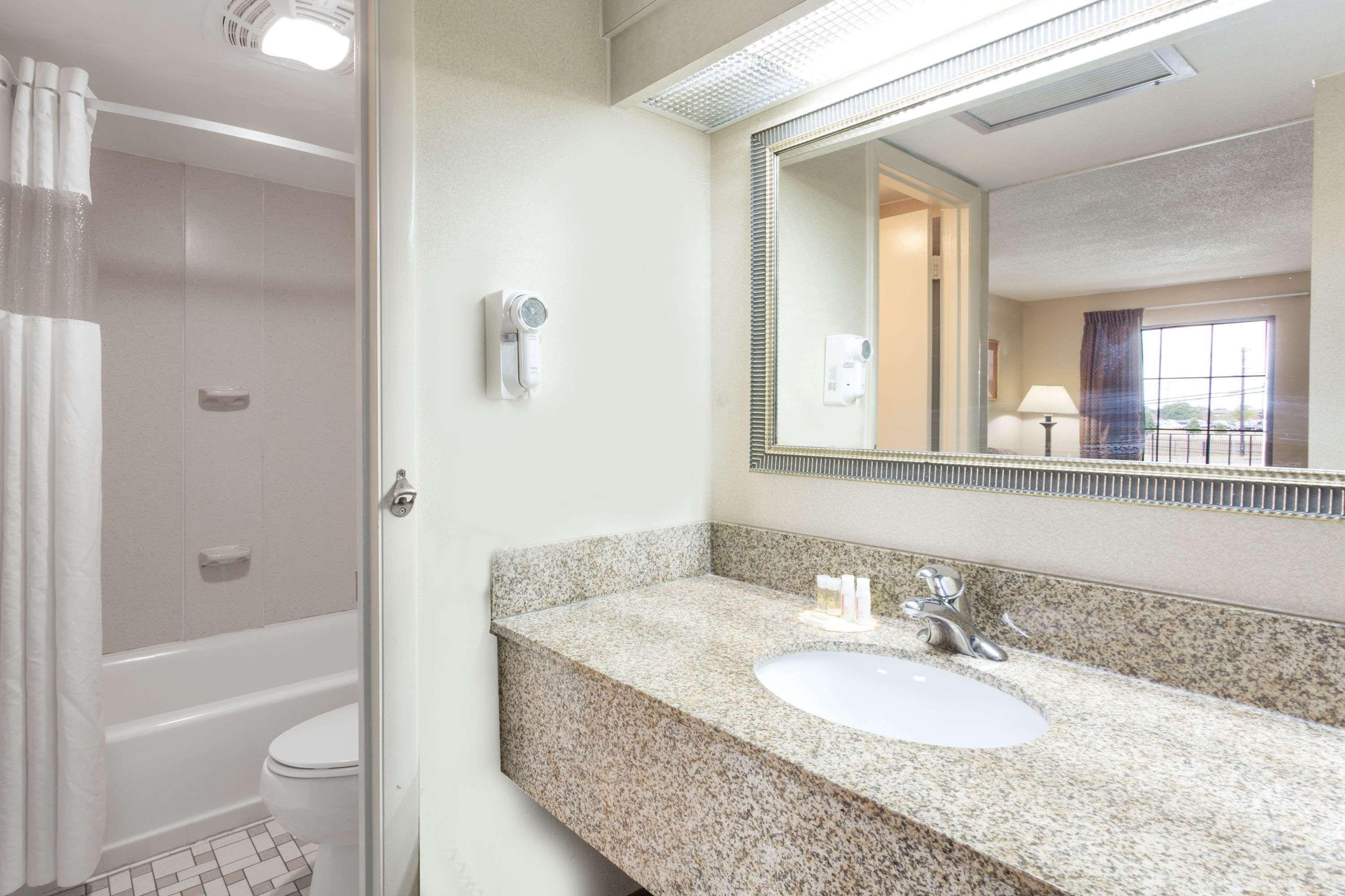Days Inn By Wyndham Camp Springs Andrews Afb Dış mekan fotoğraf