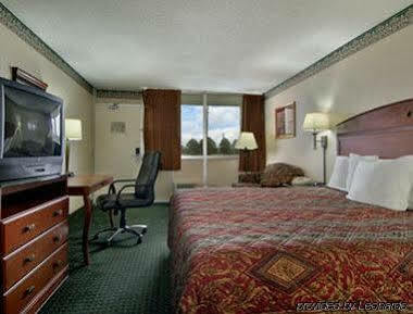 Days Inn By Wyndham Camp Springs Andrews Afb Dış mekan fotoğraf